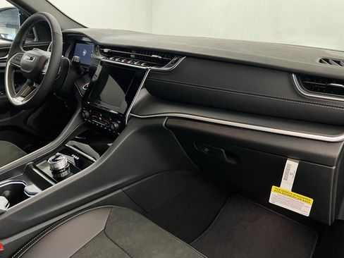 New 2025 Jeep Grand Cherokee Altitude image 24