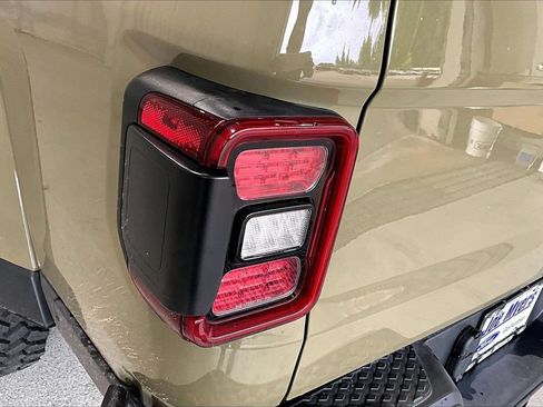 Used 2025 Jeep Gladiator Sport AWD/4WD image 13