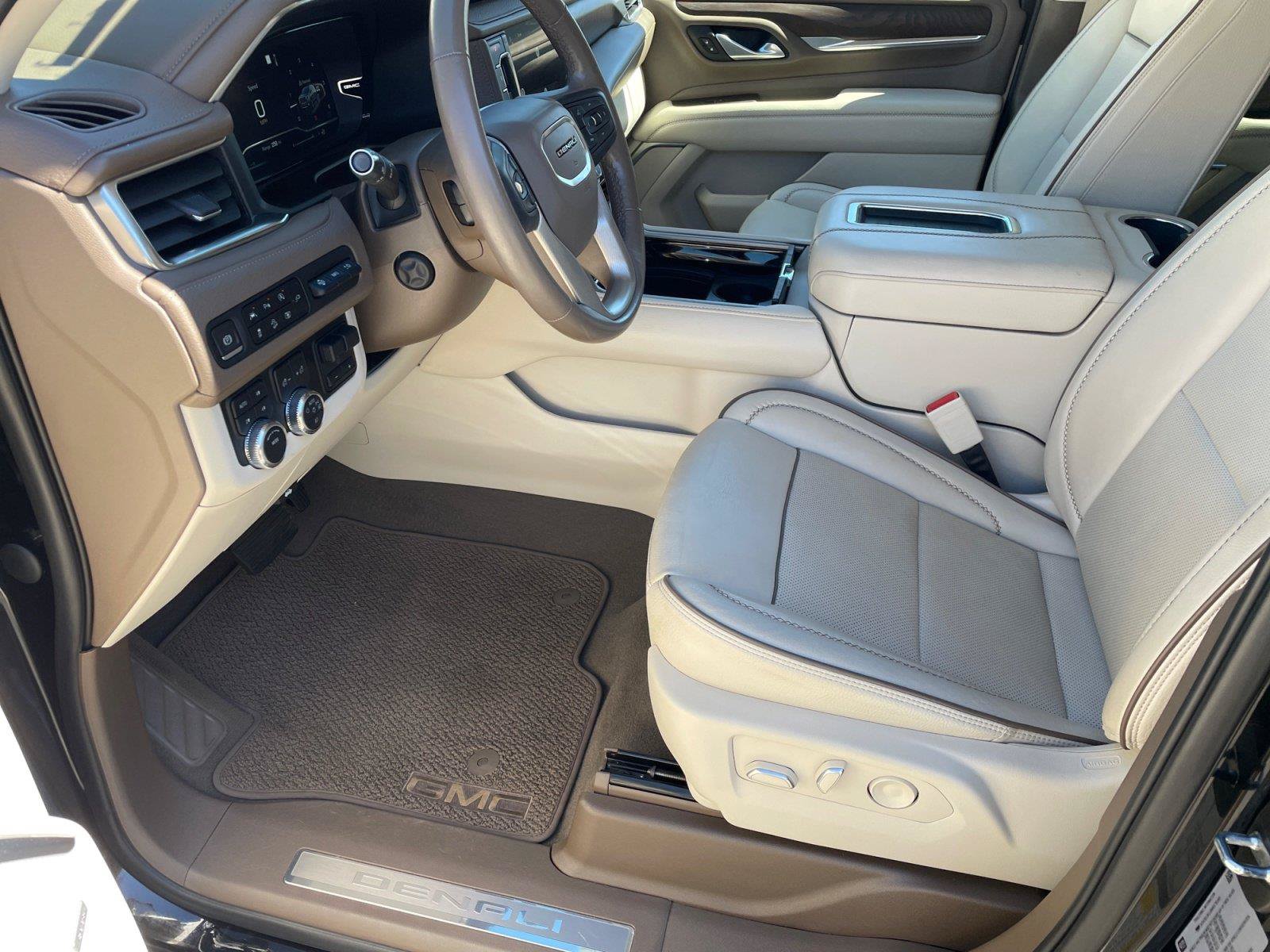 Used 2022 GMC Yukon XL Denali w/ Denali Premium Package AWD/4WD image 9