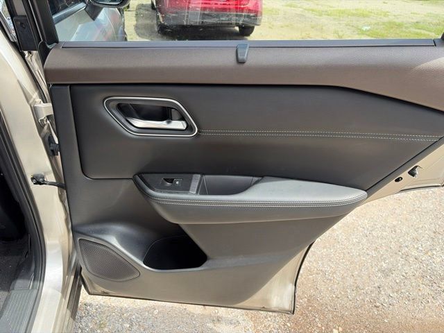 Used 2022 Nissan Rogue Platinum w/ Head-Up Display Package AWD/4WD image 19
