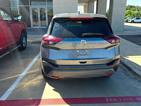 Used 2021 Nissan Rogue SV FWD image 11