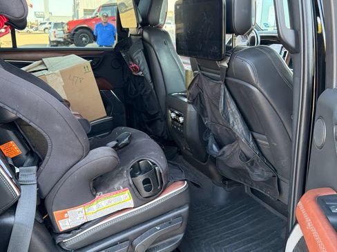 Used 2023 GMC Yukon XL Denali Ultimate AWD/4WD image 16