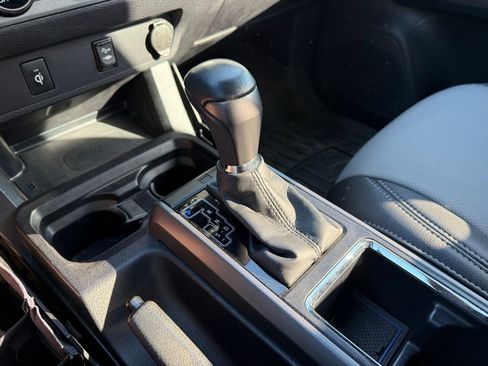 Used 2017 Toyota Tacoma TRD Off-Road w/ Tow Package (A/T) image 15