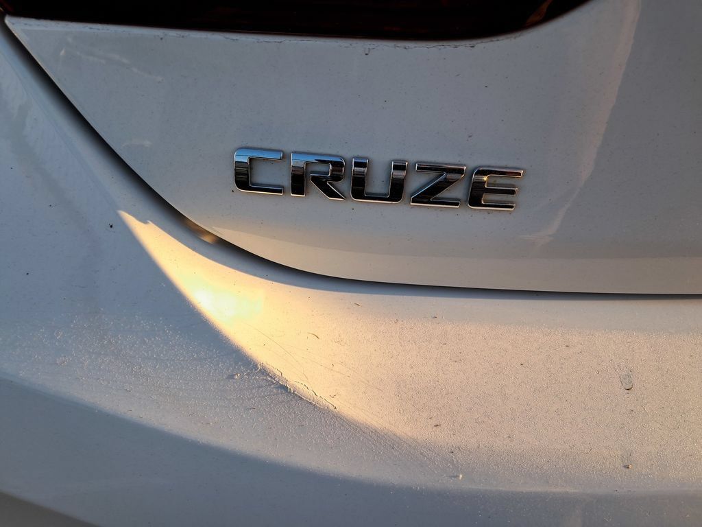 Used 2018 Chevrolet Cruze Premier FWD image 10
