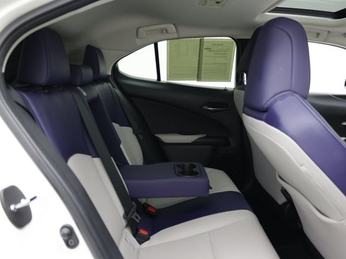 Used 2022 Lexus UX 200 w/ Accessory Package (Z1) FWD image 39