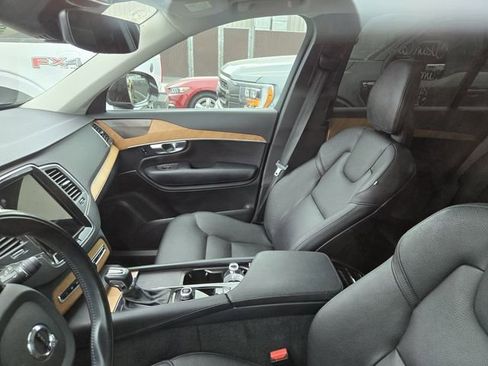 Used 2022 Volvo XC90 T5 Momentum image 2