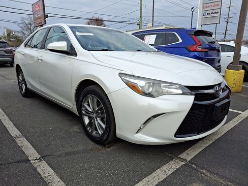 Used 2017 Toyota Camry SE image 2