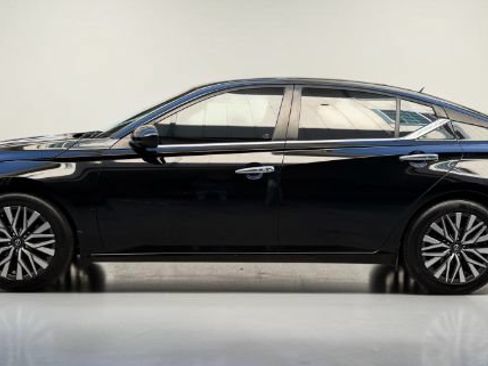 Used 2023 Nissan Altima 2.5 SV w/ SV Premium Package FWD image 3