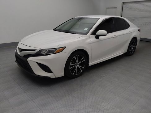 Used 2018 Toyota Camry SE FWD image 2