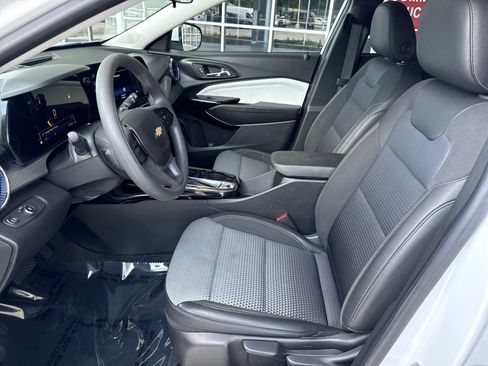 Used 2025 Chevrolet Trax LT FWD image 15