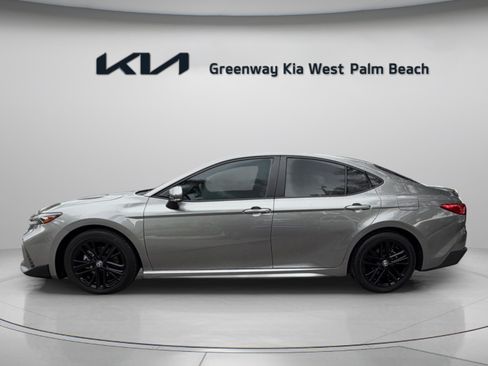 Used 2025 Toyota Camry SE FWD image 4