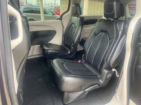 Used 2023 Chrysler Pacifica Touring-L FWD image 9