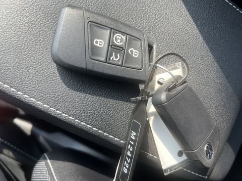 Certified 2024 Volkswagen Taos SE w/ Panoramic Sunroof Package image 33