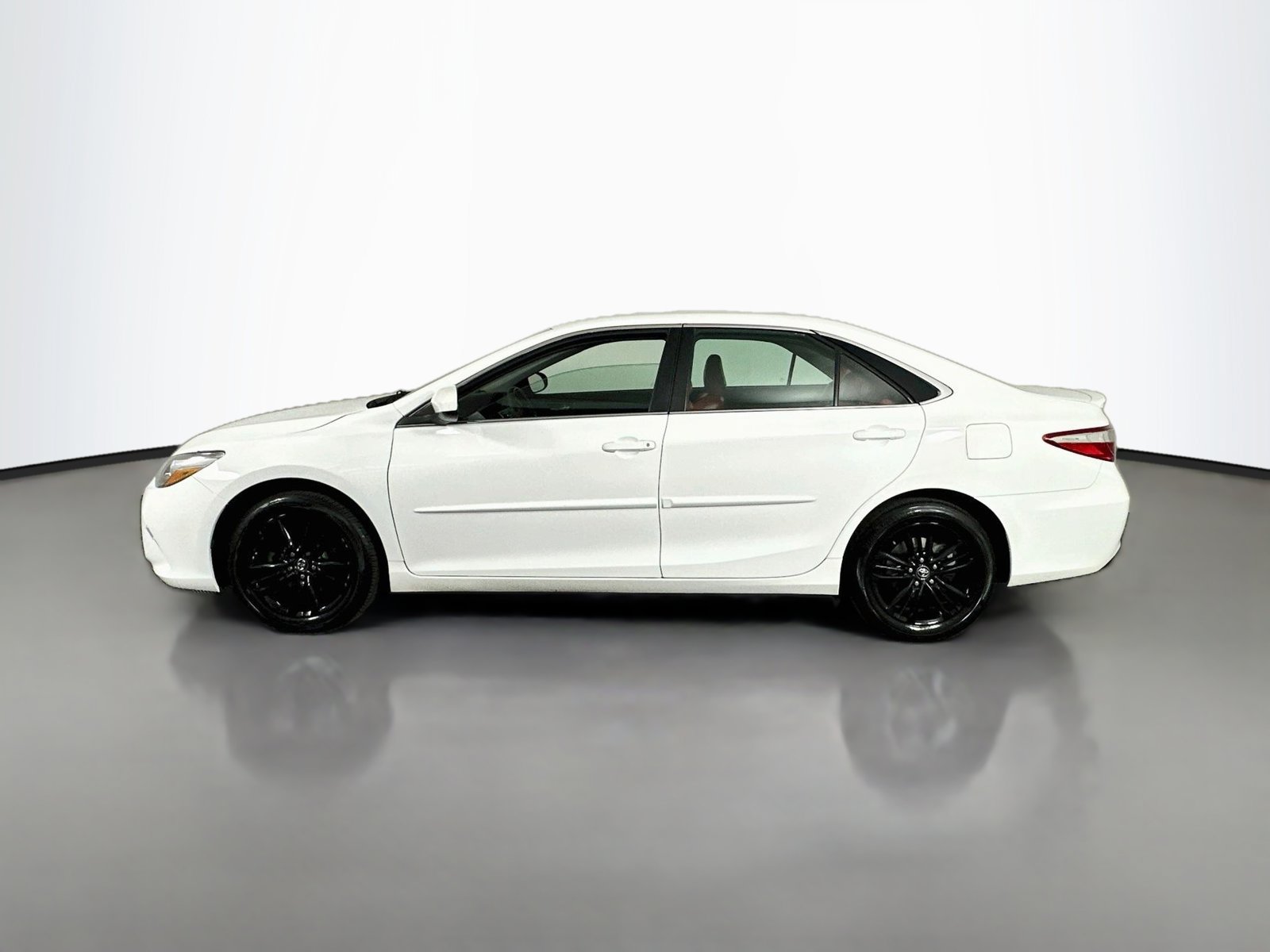 Used 2017 Toyota Camry SE w/ Protection Package (Q2) FWD image 5