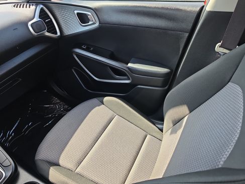 Certified 2025 Kia Soul LX w/ LX Technology Package FWD image 15
