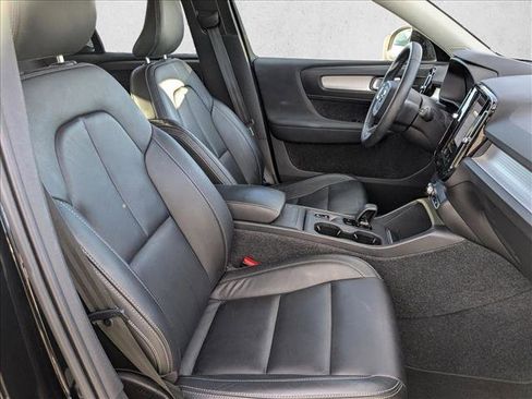 Used 2022 Volvo XC40 T5 Momentum image 17