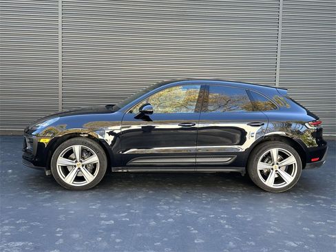 Used 2025 Porsche Macan image 2