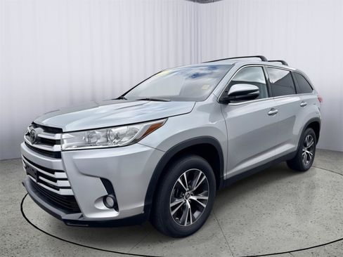 Used 2019 Toyota Highlander Plus w/ Carpet Mat Package (TMS) AWD/4WD image 12