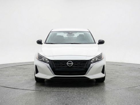 Used 2025 Nissan Altima 2.5 SV FWD image 2