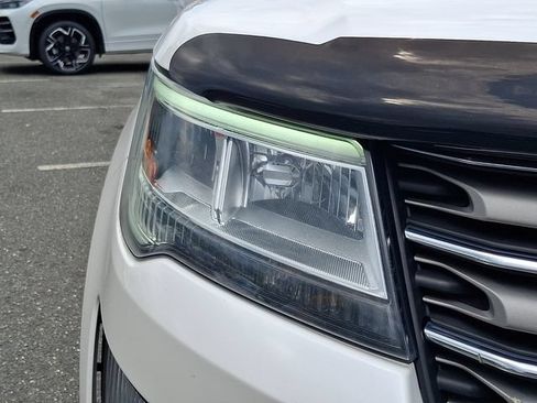 Used 2017 Ford Explorer XLT w/ Equipment Group 202A AWD/4WD image 9