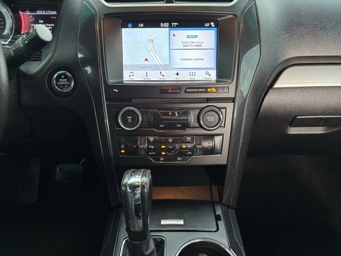 Used 2017 Ford Explorer XLT w/ Equipment Group 202A AWD/4WD image 13