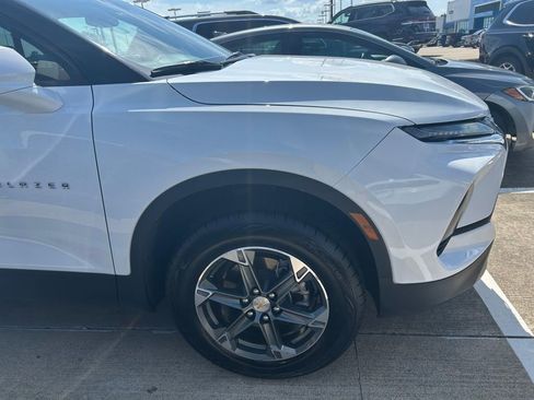 Used 2025 Chevrolet Blazer LT FWD image 2