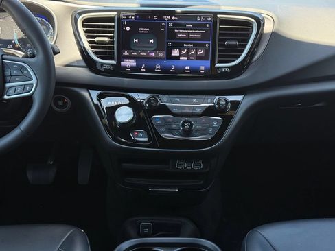 Used 2025 Chrysler Pacifica Select FWD image 21