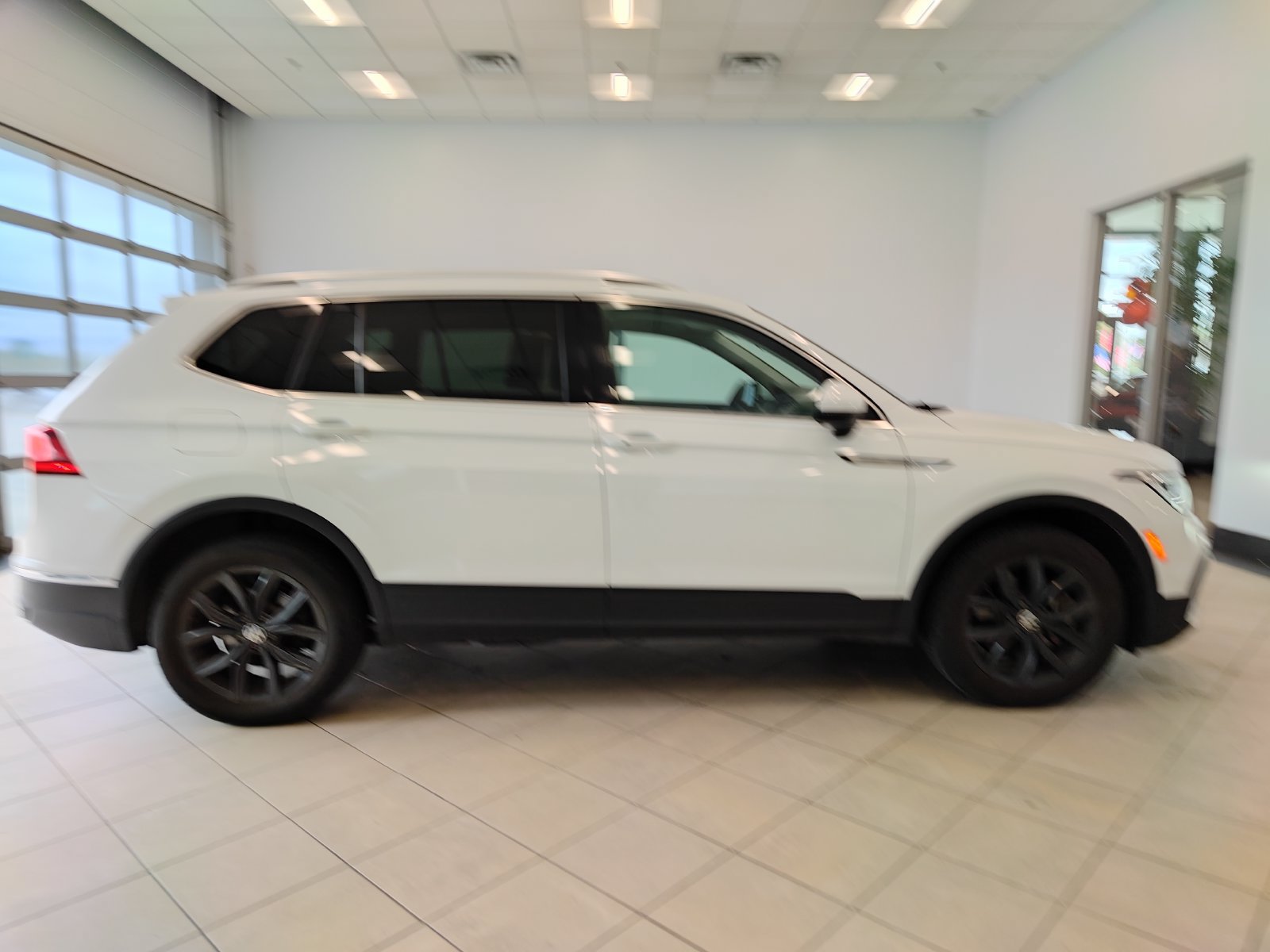 Used 2024 Volkswagen Tiguan SE AWD/4WD image 2