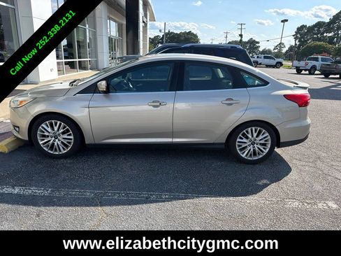 Used 2017 Ford Focus Titanium FWD image 3