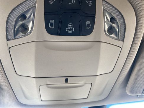 Used 2018 Chrysler Pacifica Limited image 23