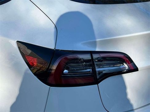 Used 2022 Tesla Model 3 Standard Range image 8