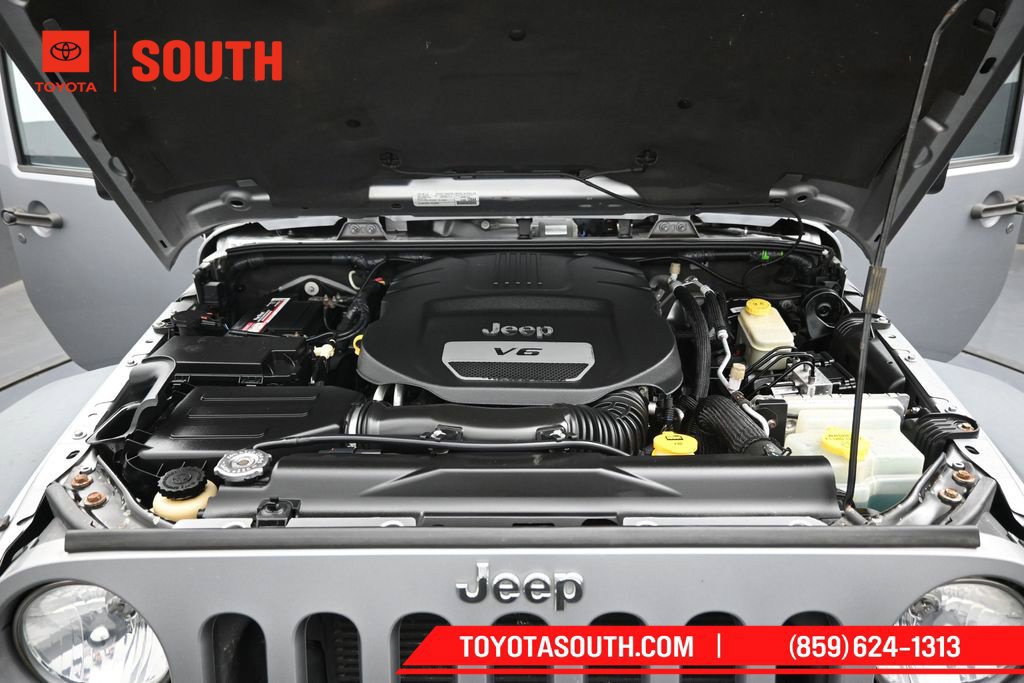 Used 2015 Jeep Wrangler Unlimited Rubicon w/ Max Tow Package AWD/4WD image 25
