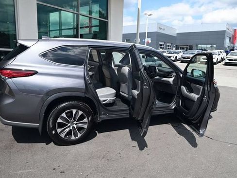 Used 2022 Toyota Highlander XLE AWD/4WD image 34