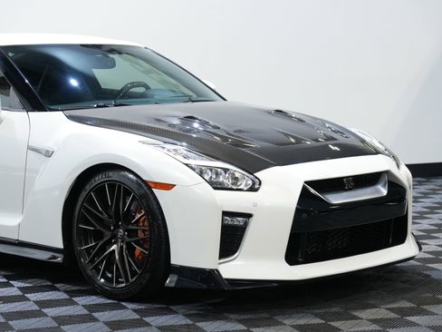 Used 2021 Nissan GT-R Premium image 9