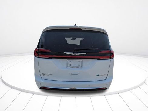 Used 2024 Chrysler Pacifica Limited FWD image 5