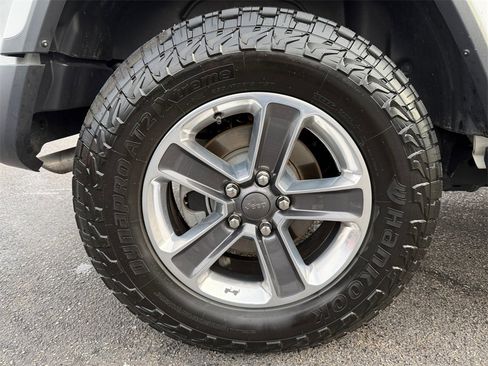 Used 2019 Jeep Wrangler Unlimited Sahara image 17