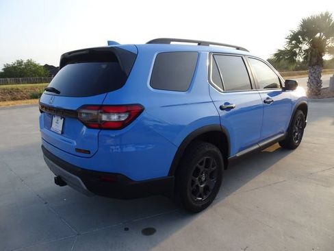 Certified 2025 Honda Pilot TrailSport image 4