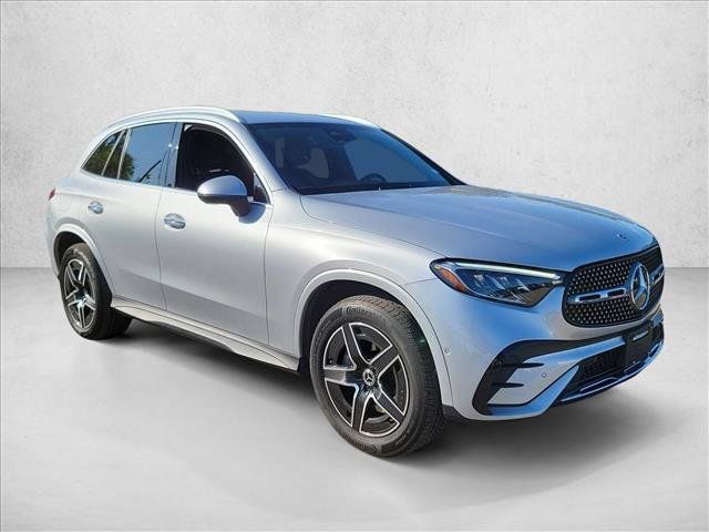 Used 2025 Mercedes-Benz GLC 350e 4MATIC image 3