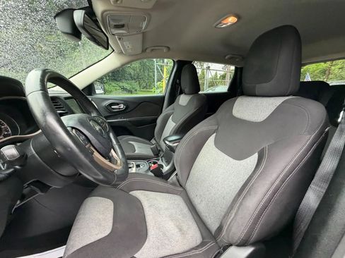 Used 2014 Jeep Cherokee Latitude w/ Comfort/Convenience Group FWD image 19