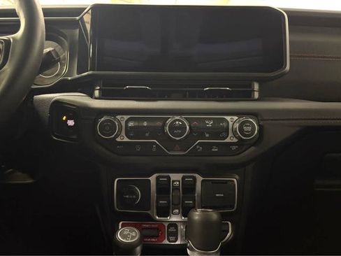 Used 2024 Jeep Wrangler Unlimited Rubicon AWD/4WD image 21