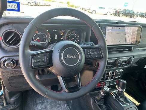 Used 2024 Jeep Wrangler Unlimited Rubicon AWD/4WD image 10