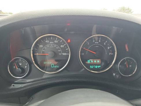 Used 2016 Jeep Wrangler Sahara w/ Connectivity Group image 17