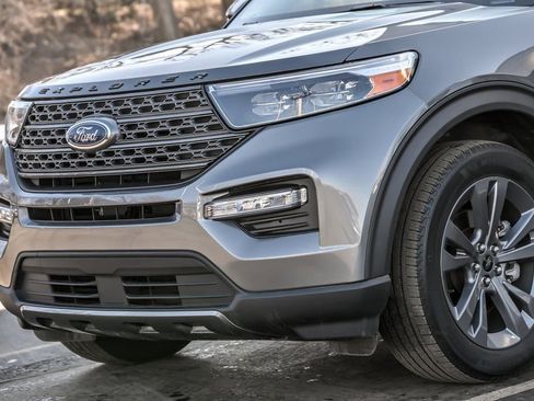 Used 2023 Ford Explorer XLT w/ Equipment Group 202A image 2