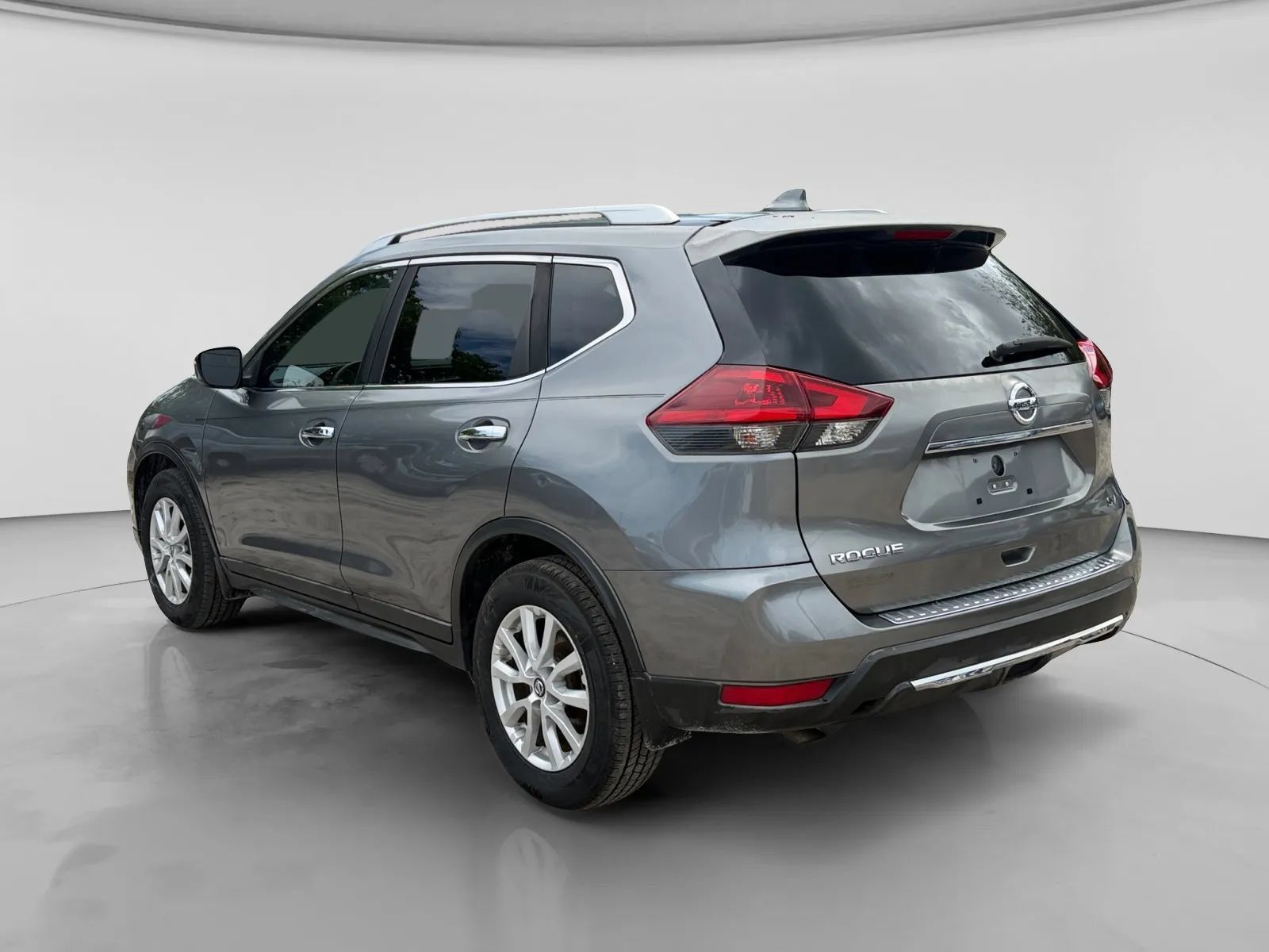 Used 2018 Nissan Rogue SV FWD image 3