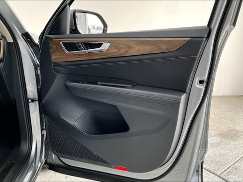 Used 2025 Volkswagen Atlas SE FWD image 22