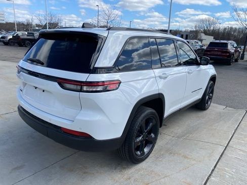 Used 2024 Jeep Grand Cherokee Altitude image 3