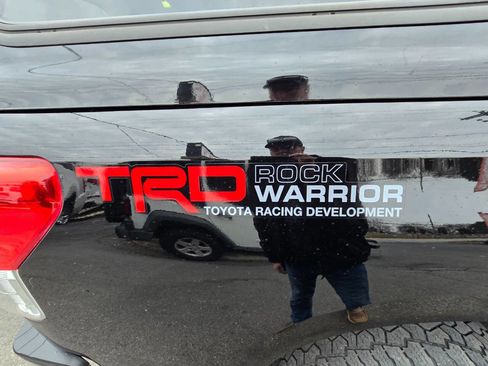 Used 2013 Toyota Tundra Grade 4x4 4dr CrewMax Cab Pick image 26