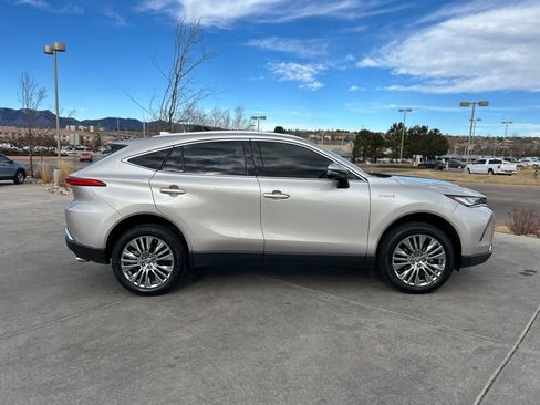 Used 2021 Toyota Venza XLE image 9