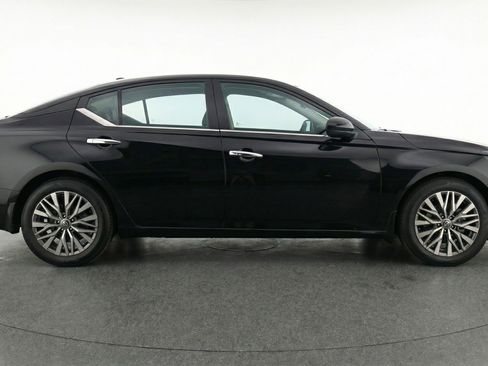 Used 2025 Nissan Altima 2.5 SV FWD image 11