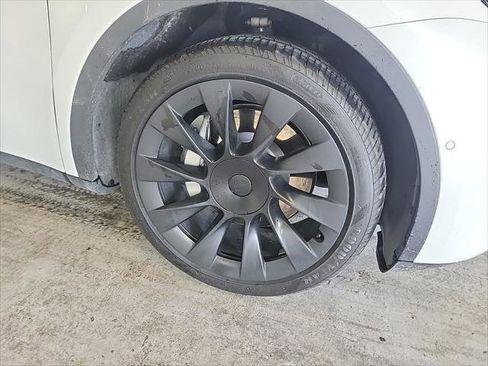 Used 2021 Tesla Model Y Long Range image 9